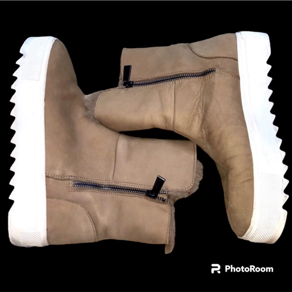 J/Slide’s Tan Zip Up Sneaker Boots Women’s Size 8.5 Faux Fur